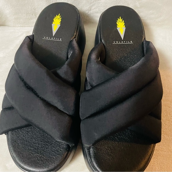 Volatile Yelepa Women's Criss Cross Wedge Black Puffy Padded Slide Sandals Sz 6 - Picture 5 of 5